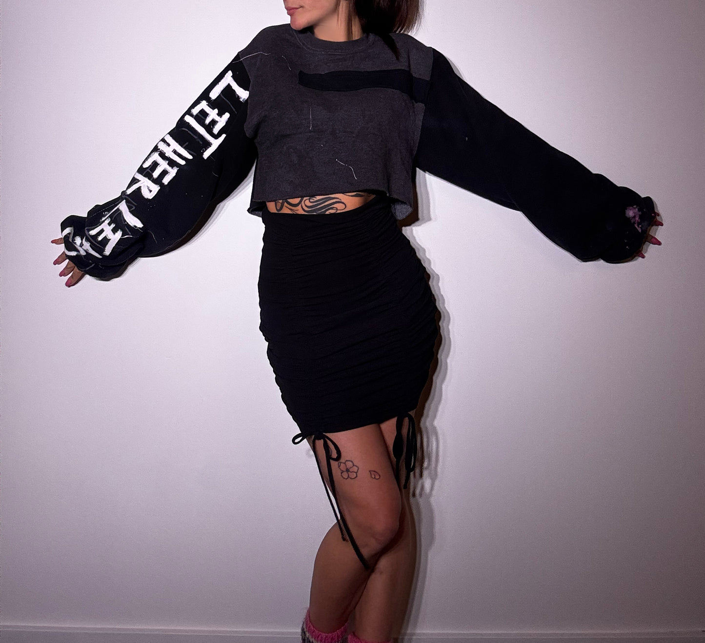 LET HER LEAD Cropped Sweatshirt Black